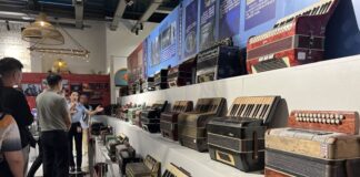 Overseas Chinese Media Delegation Visits Liuxing Street in Yining, Focuses on Accordion Heritage Museum