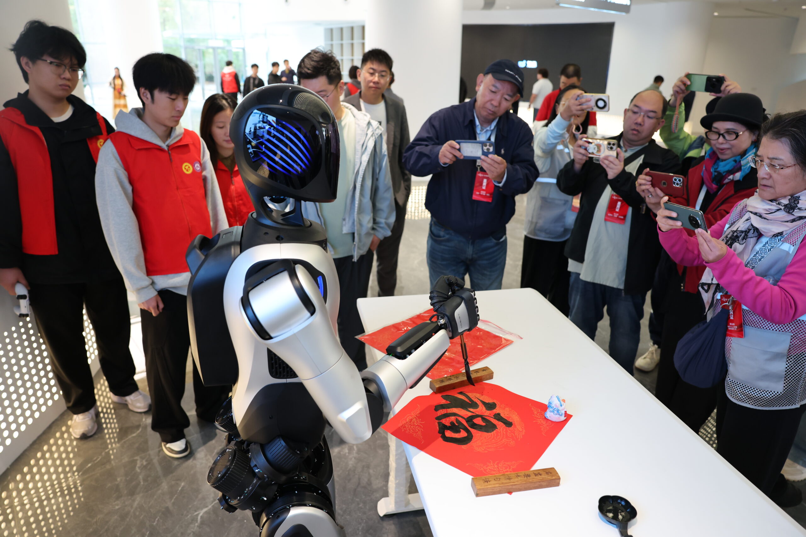 Overseas Chinese Media Visit Chengdu’s Pidu District, Witnessing New Vitality in Tech and Intangible Cultural Heritage