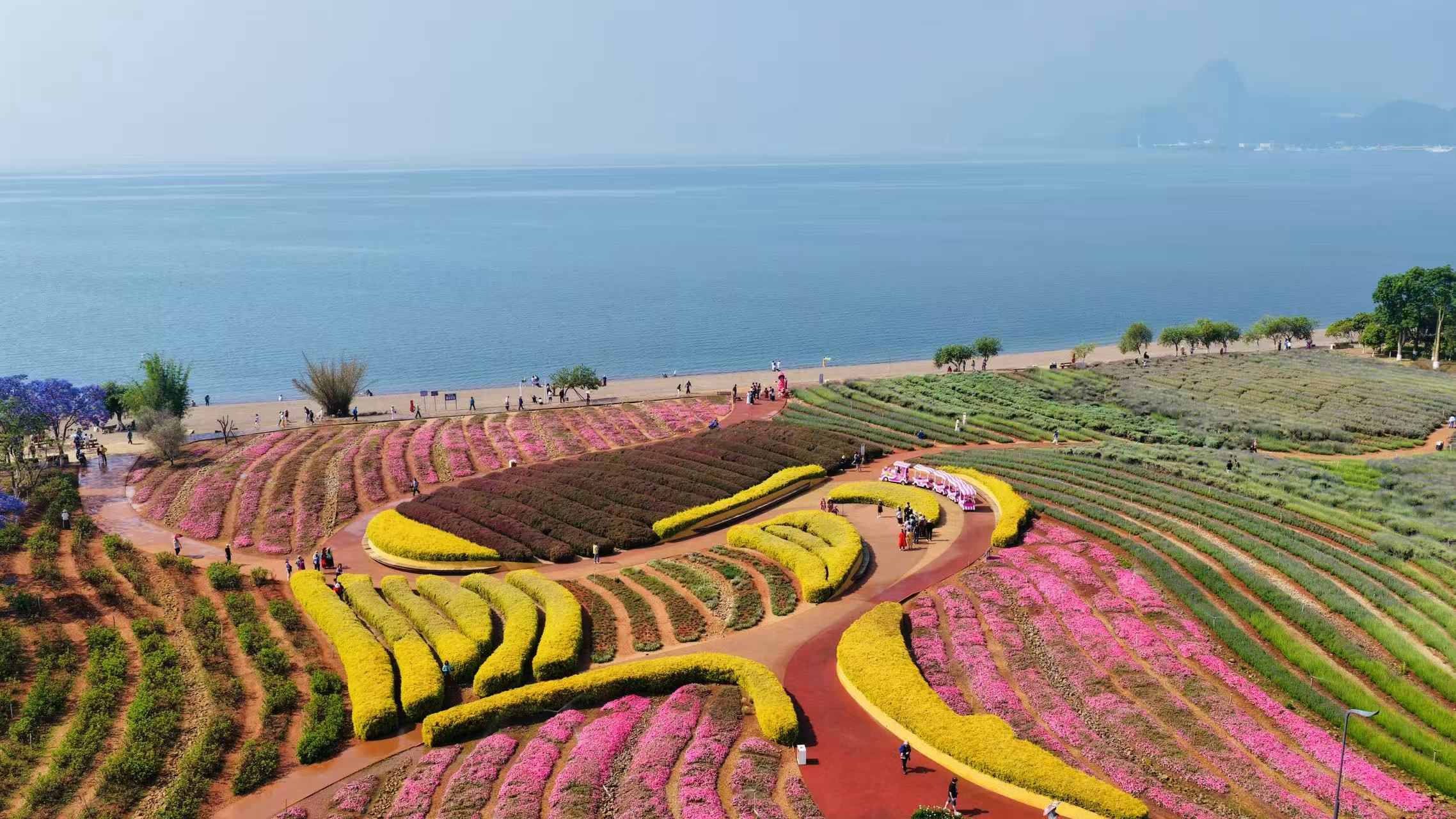Clear Lake Reflects an Ancient Village: The Residential Appeal of Fuxian Lake and Mafang Village 