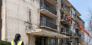 Toronto Steps In to Repair Problem Apartment Building in East York: Chinese Tenants Facing Serious Disrepair Should Report Issues Quickly and Contact 311