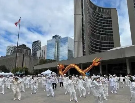 7th Toronto Dragon Festival Features Intangible Cultural Heritage Performances and Robots on the Same Stage